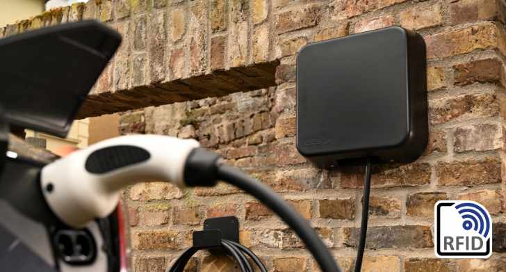 
                              Photo d'une voiture électrique avec cFos Wallbox sur un mur de briques
                           