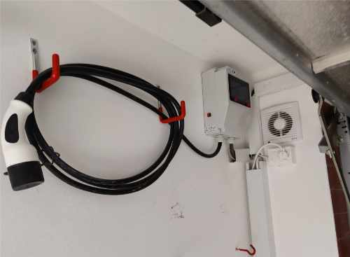 
                                 Photo cFos Power Brain Wallbox pour garage
                              